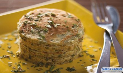 Cebolinha verde é o toque especial da panqueca no café da manhã