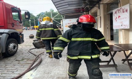 BOMBEIROS COMBATEM INCÊNDIO EM RESTAURANTE EM GUARANÉSIA