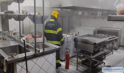 Panela com óleo pega fogo em pizzaria