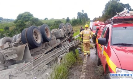 CAMINHONEIRO DE 22 ANOS MORRE EM CAPOTAMENTO