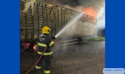 Incêndio em carreta mobiliza Bombeiros e causa prejuízo milionário