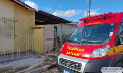 Bombeiros socorrem idoso que caiu de telhado