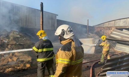 Incêndio de madrugada atinge madeireira em  Arceburgo