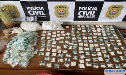 QUINHENTOS PAPELOTES DE COCACAÍNA E OUTRAS DROGAS SÃO APREENDIDAS EM MUZAMBINHO PELA POLÍCIA CIVIL