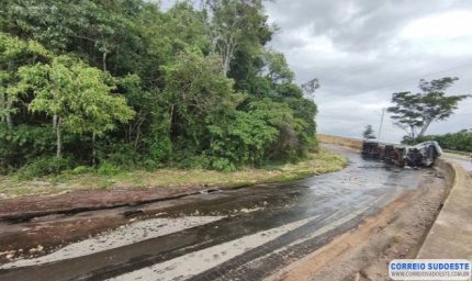 Carreta carregada com óleo vegetal tomba na Serra do Campestrinho, em Poços de Caldas