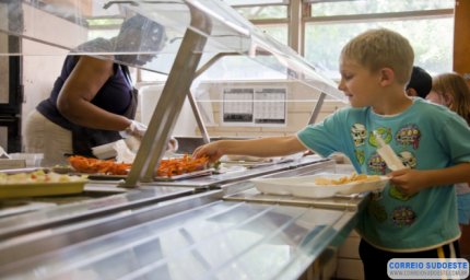 Dia dos Merendeiros, profissionais que alimentam o estudante e transformam a educação