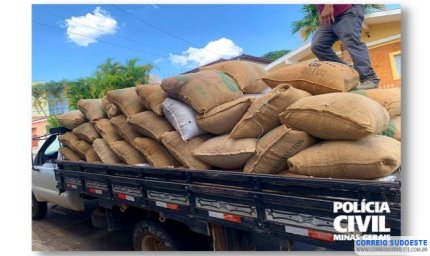 Dupla é presa com sacas de café