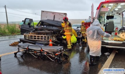 Colisão brutal na MGC-491: caminhonete destruída e motorista resgatado das ferragens