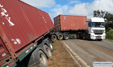 CARRETA DESGOVERNA E INTERDITA PARTE DA BR 491