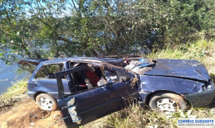 Carro cai em açude e três pessoas morrem afogadas