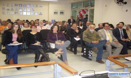 OAB promove palestra e entrega de carteiras funcionais aos novos advogados