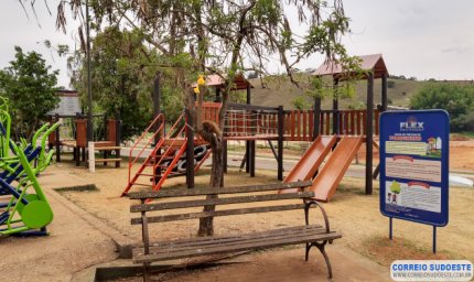 PREFEITURA DE JURUAIA INSTALA PLAYGROUNDS EM PRAÇAS PÚBLICAS