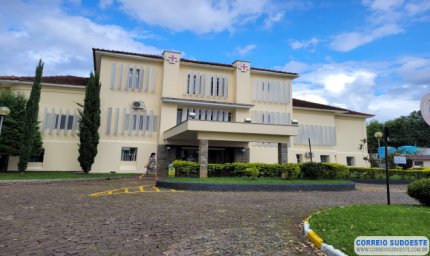 Pintor cai de escada, é internado e acaba morrendo por Covid em Guaxupé