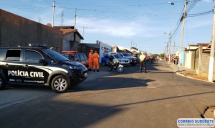 SUCATEIROS SÃO INTERDITADOS EM AÇÃO POLICIAL