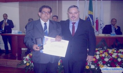 Historiador Wilson Ferraz recebe Medalha do Mérito Legislativo e fala sobre a importância do papel da imprensa para a sociedade
