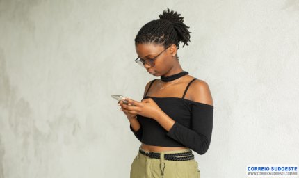 Passar muito tempo no celular pode afetar  a saúde do pescoço ombros e punhos