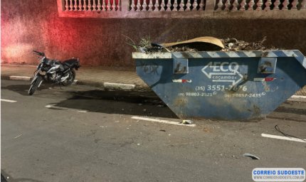 Jovem tenta desviar de cães e acaba atingindo caçamba