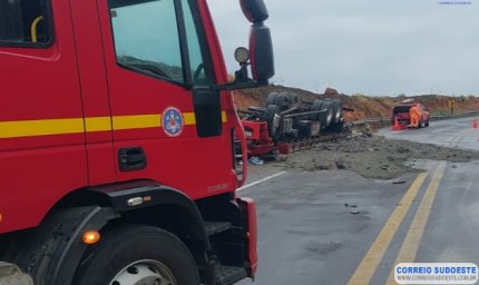 Acidente com caminhão de cimento deixa uma vítima fatal na BR-146, em trecho da Serra de São Pedro