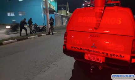 Motoqueiro fica inconsciente após bater em poste