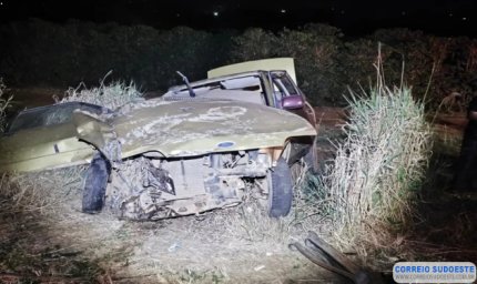 Colisão entre automóvel e carreta deixa duas feridas em rodovia próxima a São Sebastião do Paraíso