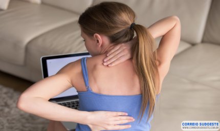 COM AS CRIANÇAS E ADOLESCENTES EM CASA, AS QUEIXAS DE DORES NAS COSTAS AUMENTAM, DE ACORDO COM ESPECIALISTA