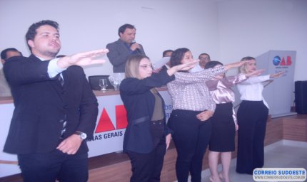 OAB de Guaxupé entrega carteiras a novos advogados