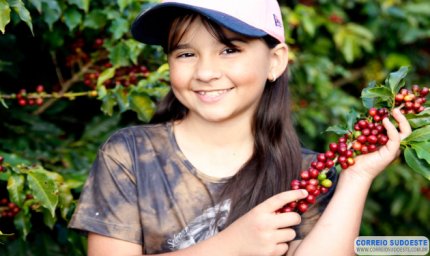 COM APENAS 10 ANOS, FILHA DE AGRICULTOR É DESTAQUE POR DONS ARTÍSTICOS E PAIXÃO PELO CAFÉ