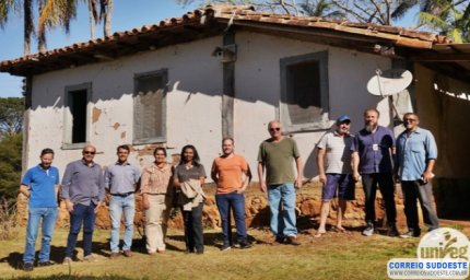 Professores do Unifeg visitam casa de pau a pique centenária e único exemplar no Sul de Minas