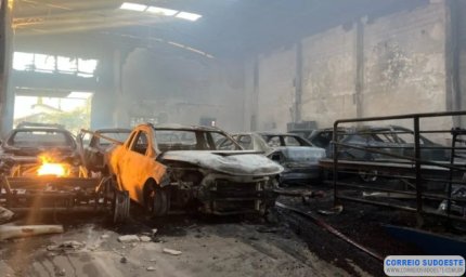 Incêndio destrói veículos em funilaria em São Sebastião do Paraíso