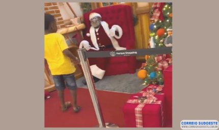 ‘Da minha cor’: Garotinho se emociona ao encontrar Papai Noel negro em shopping