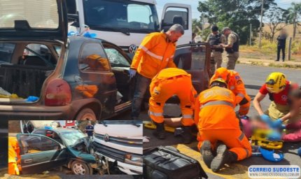 Grave colisão entre carro e caminhão, em Alfenas