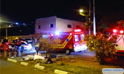 MOTO DESGOVERNADA DESCE LADEIRA E CAUSA MORTE DE DOIS HOMENS EM GUAXUPÉ