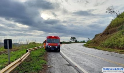 Motoqueiro e garupa caem em pista molhada