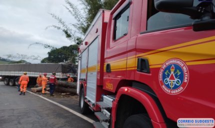 Colisão de carreta provocou interdição temporária na BR-491 em Muzambinho