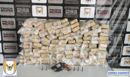 Homem capota carro com 100 kg de maconha e encontra corpo durante fuga em Passos