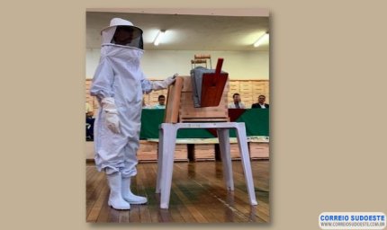 Kits de apicultura são entregues em Muzambinho para produtores de mel