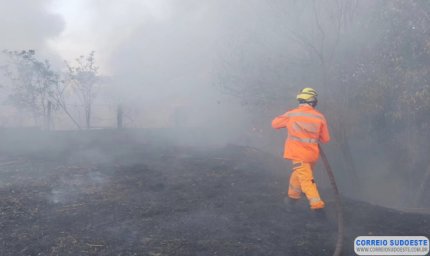Bombeiros de Guaxupé combatem Incêndios criminosos em dois bairros da cidade
