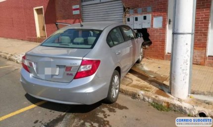 Veículo se choca contra imóvel no Centro da cidade