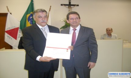 Em solenidade no Fórum, “Lalá” é condecorado com a Medalha Desembargador Hélio Costa