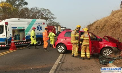 Motorista morre ao bater de frente com caminhão na rodovia de Alfenas