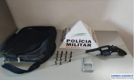 DUPLA DESCARTA ARMA DE FOGO DURANTE FUGA DA PM