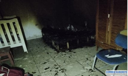 Corpo de Bombeiros controla incêndio em residência após briga de casal em Guaxupé