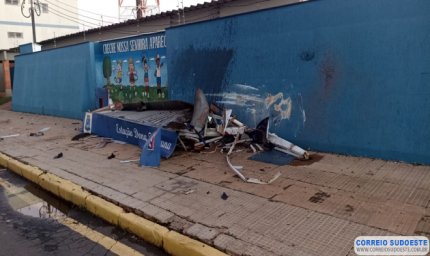 EMPRESÁRIO SAI DA BALADA EMBRIAGADO E DESTROI PONTO DE ÔNIBUS