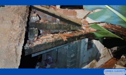 Desmoronamento de muro atinge residência em Poços de Caldas