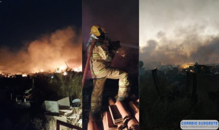 Incêndio de grandes proporções em ferro-velho mobiliza bombeiros de Guaxupé