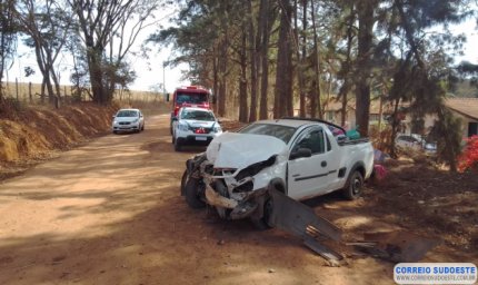 Bombeiros atendem acidente na zona rural