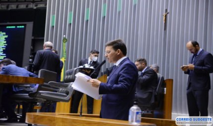 Câmara aprova MP que cria benefício extra a quem recebe o Auxílio Brasil