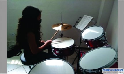AULAS DE INSTRUMENTOS MUSICAIS ESTÃO DE VOLTA