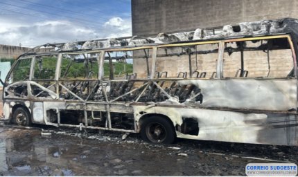 Microônibus da Prefeitura de Paraguaçu é destruído por incêndio