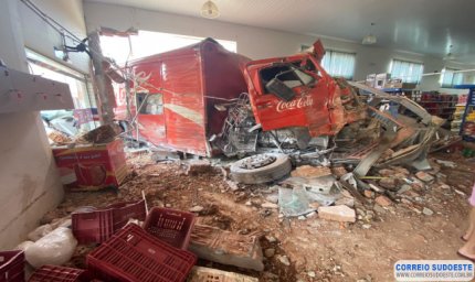 CAMINHÃO SEM FREIOS  ATINGE SUPERMERCADO EM JURUAIA